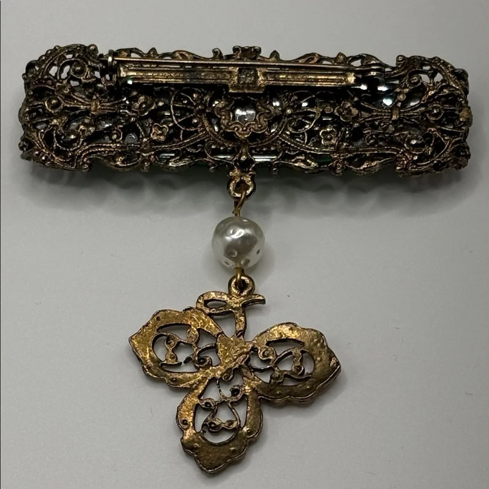 VNTG Elegant Green and Gold Brooch with Pearl Accent